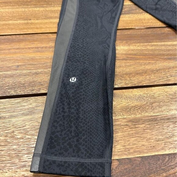LULULEMON snakeskin pattern leggings. Size 6. Black and charcoal. Reflective. 3 - Picture 7 of 11